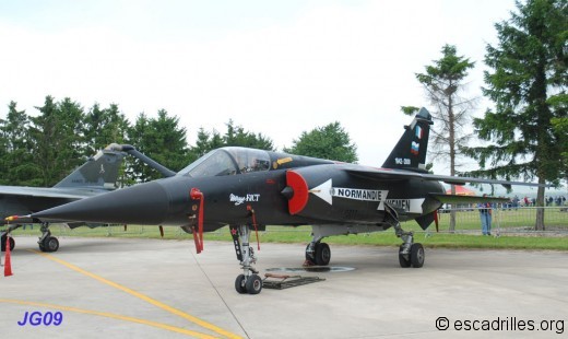 Le Mirage F-1 CT décoré pour la dissolution, à Reims