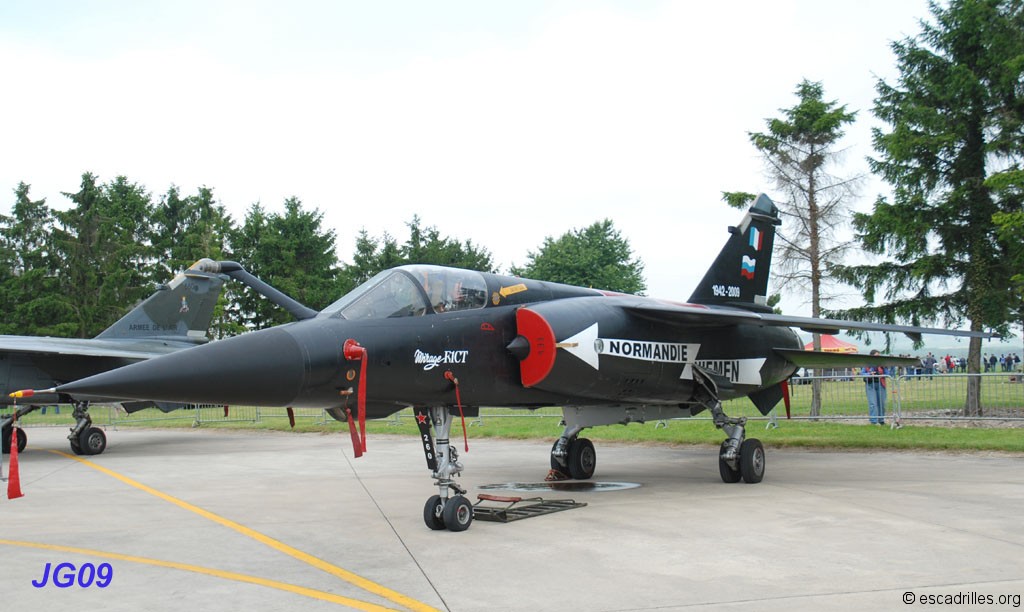 Le Mirage F-1 CT décoré pour la dissolution, à Reims