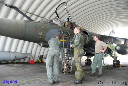Le LCL Faivre en visite pré-vol sur la BA-132 en mai 2008