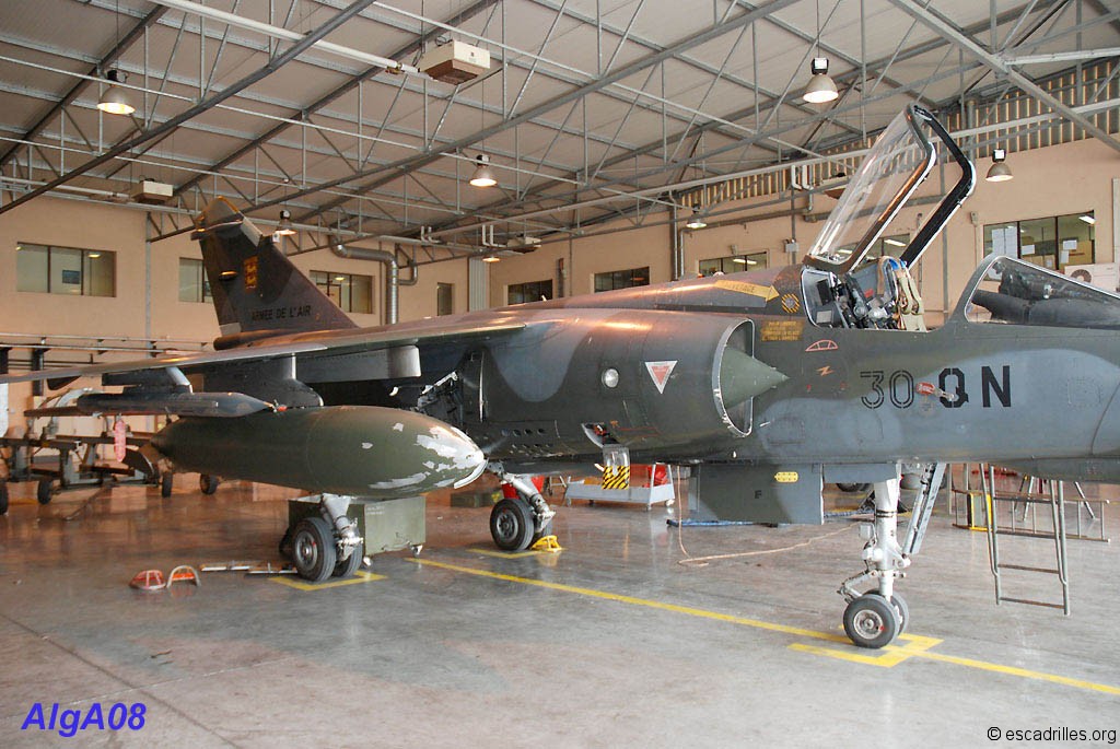 Mirage F-1 CT en maintenance au RC 2/30