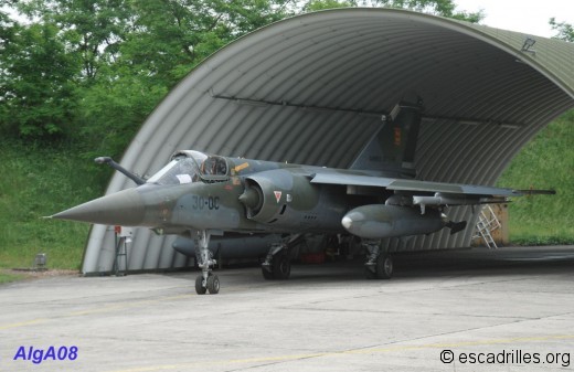 Mirage F-1 CT quittant son arche de protection au 2/30