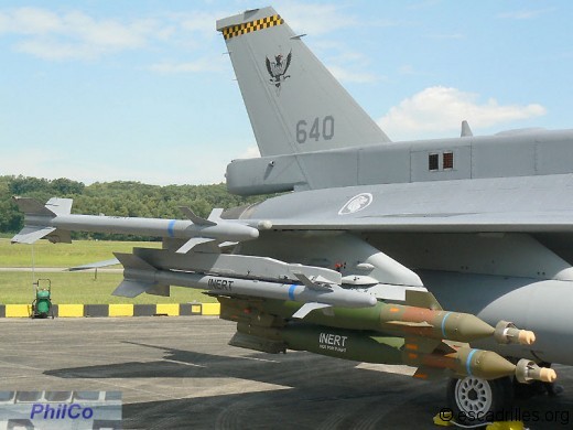 F-16D du 143 Sqn vu au statique à Paya Lebar