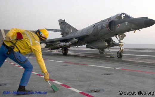 SEM de la 17F armé de 4x125 kg et muni de la nacelle de ravito