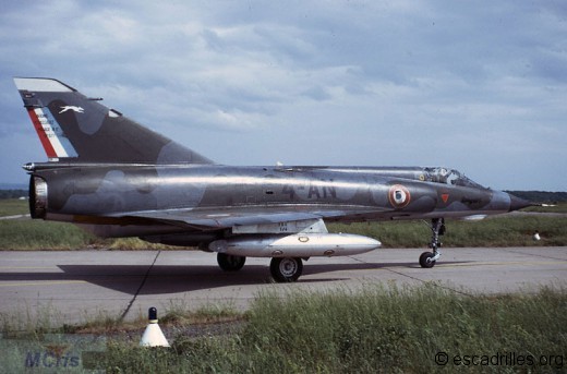 IIIE du 1/4 en mai 1971, avec les bidons de 800 l