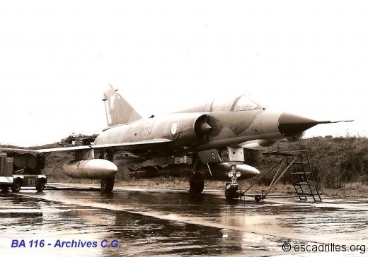 Avion du 2/4 avec 2 bombes de 250 kg