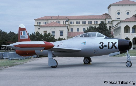 F-84G aux couleurs du 1/3 à Salon en 2003