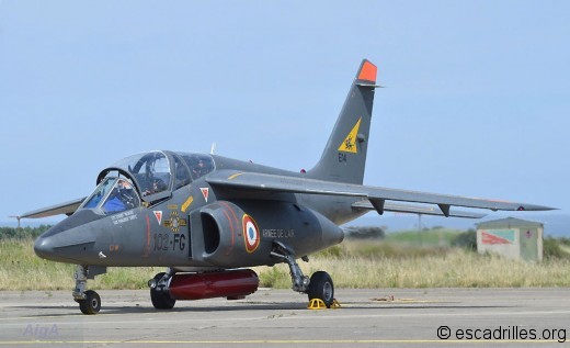 Pilote d'Alphajet en cours de check-list