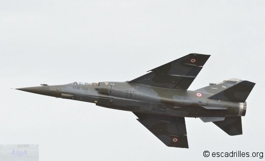 Envol de l'avion lisse, on apprécie les lignes du pur-sang