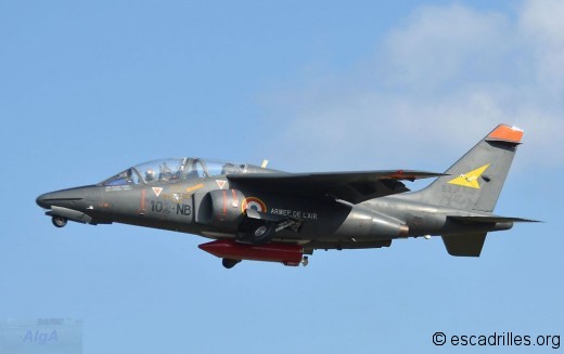 L'Alphajet biroutier décolle peu avant la première patrouille