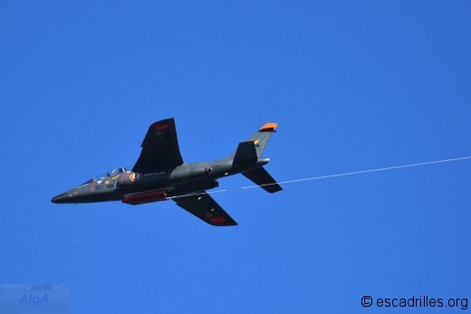 L'Alphajet, en action de "biroutage". Le pilote est directeur des tirs