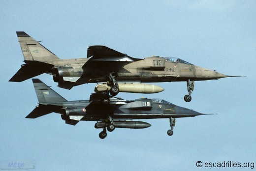 Deux avions du 1/7 en finale en 1994, avec camouflage Irak et centre-Europe