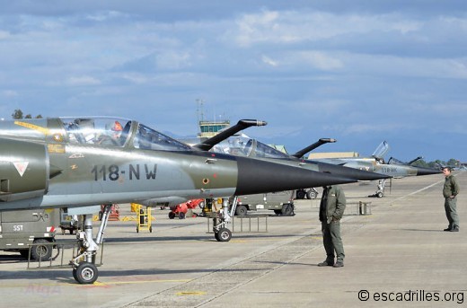 Avions parés, les pilotes attendent l'aurotorisation du contrôle d'aérodrome