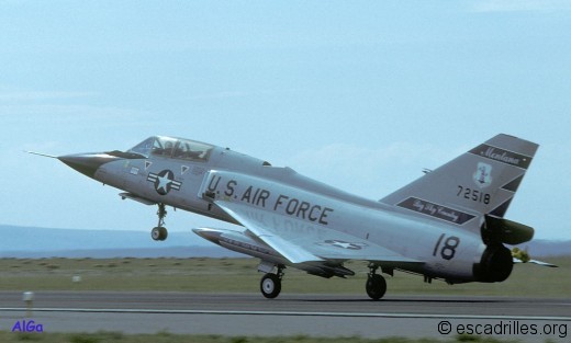 Le F-106B conserve les capacités opérationnelles du monoplace