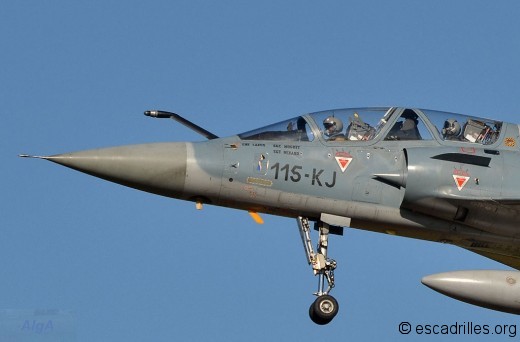 2000B_KJ_nose-art