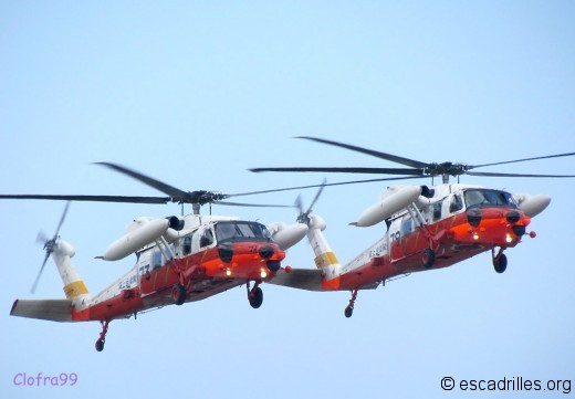 Patrouille de USH-60 de SAR, avec bidons de pétrole