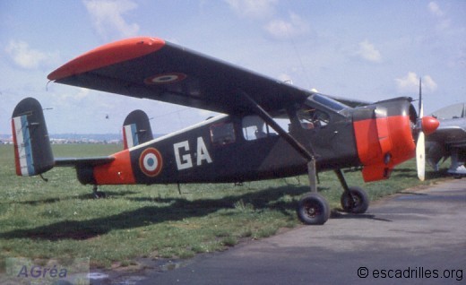  Le Broussard n°315 détaché de la 5ème EC à la BA.942 et basé à Lyon-Bron (1964) il porte le code « GA » (ZAD de la 4ème RA) et sur le côté gauche, l'insigne de la BA 942