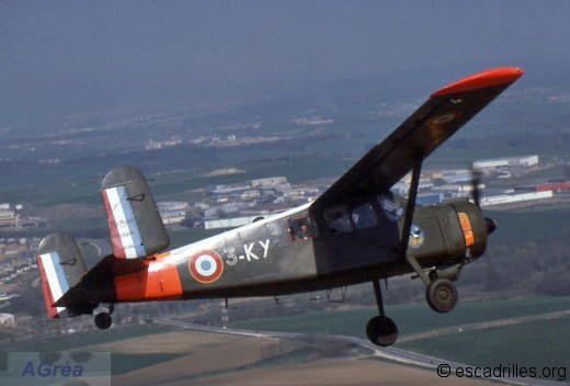 Le « 3-KY » n°304 de la 3è EC en mission de parachutage pendant les championnats militaires (mars 1977) à Nancy; il sera accidenté lors d'un entraînement en mai 1978 et réformé