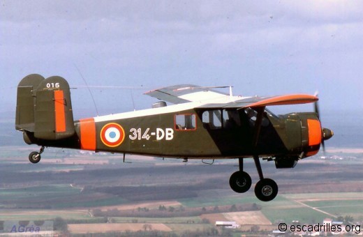 Le « 314-DB » n°015 – Escadrille de liaison de l'école de chasse (Tours, mars 1979). Cet appareil de présérie a été remis au standard de la série. Il porte le dernier type de marquage anti-collision