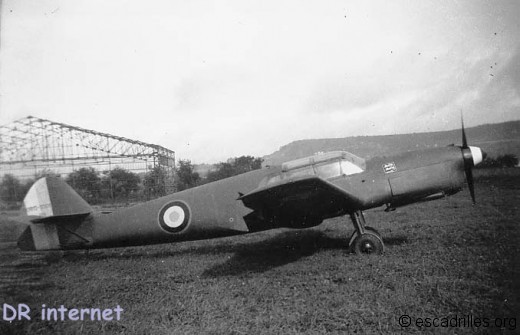 Nord 1002 (ex- N1000) n°26 de l’Escadron Normandie-Niemen septembre 1946; en plus de l'insigne du NN, il a la casserole d'hélice tricolore (comme les Yak 3)