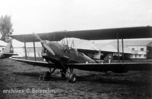 Tiger Moth portant l’insigne du GC I/2 Cigognes sur sa dérive