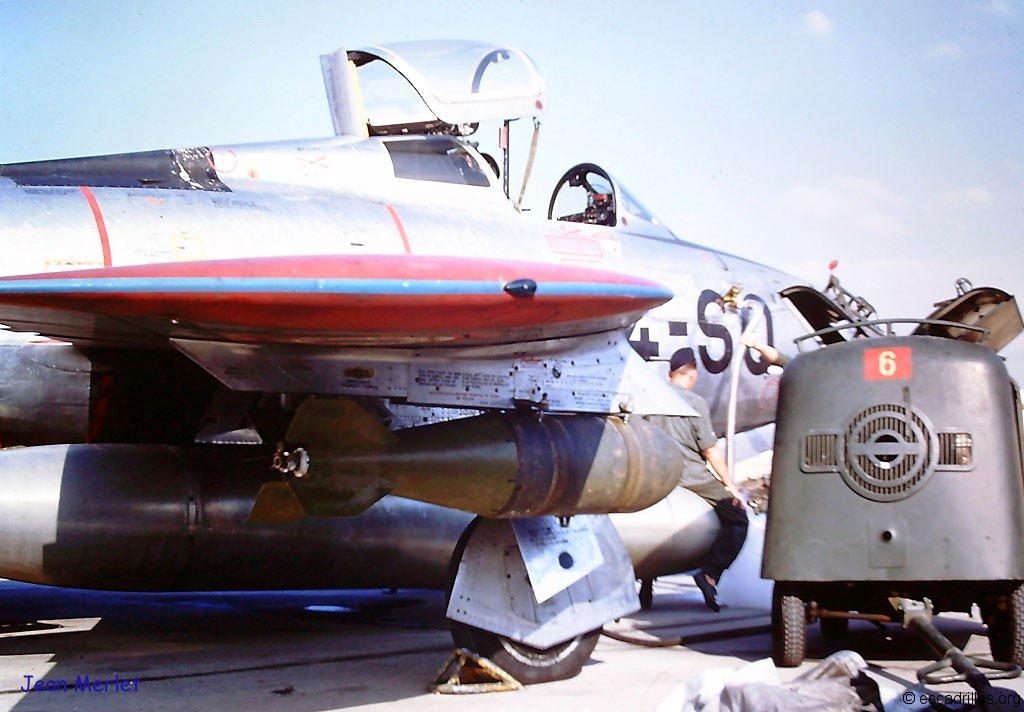 F-84F armé d'une bombe de 500 livres, en 1960