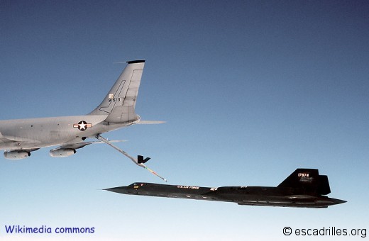 Un SR-71A du 9è SRW de Beale ravitaille sur un KC-135 spécial, le modèle Q