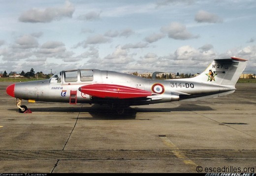 MS760 « 314-DQ » n°27  de Tours. Exceptionnellement il porte l’insigne du 6ème escadron (Esc. de Contrôle et de standardisation) à noter que le T-33 n°51.17522 (314-WH), porta aussi cet insigne au milieu des années 70s