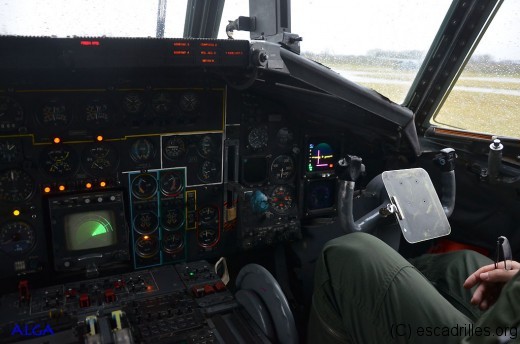 Le poste du commandant de bord; on note le scope radar, bien utile pour rejoindre un ravitailleur ou un terrain sommaire (balisé)