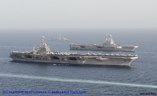 Le Charles de Gaulle bord à bord avecle CVN-74, en 2007