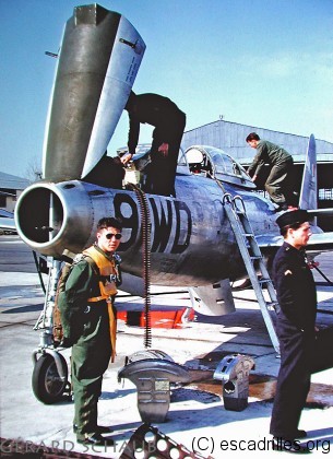 Michel Brisson, au pied d'un F-84G, photographié par Gérard Schaub (également pilote)