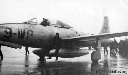 C'est a priori le dernier Thunderjet qui quitte Metz, avec aux commandes André Lebas (assis sur le bidon)