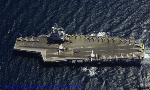 Le Charles de Gaulle, avec un pont bien garni (Rafale F2 à l'avant)