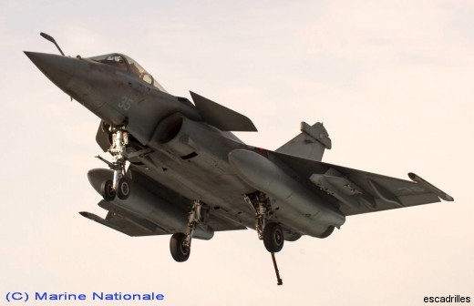Le 35 apponte, il a apparemment largué ses 4 bombes guidées