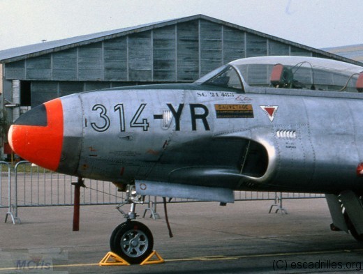 Et un T-33 'made in Canada', mais remis au standard français