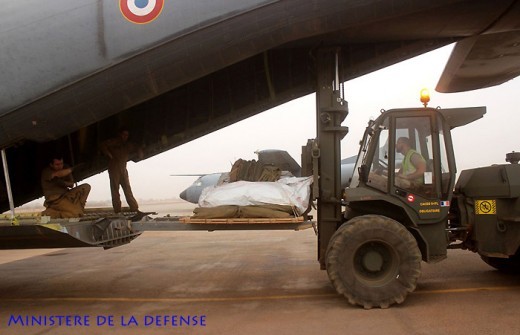 Préparation du chargement sur l'aérodrome de Gao