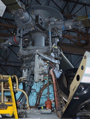 Une tête de rotor de Super Puma: on devine que la mécanique doit être surveillée de près