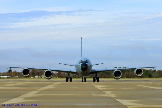 Les nobles lignes du C-135FR '735' à son arrivée à Langley