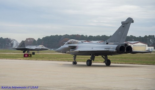 Au roulage pour mission Photex, un Raptor et un Rafale