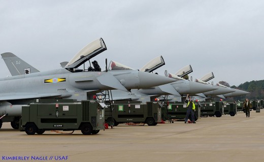 Les quatre Typhoon avec leur logistique de parking