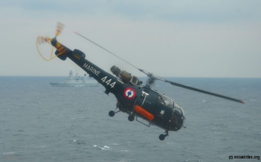 Pas d'opération aérienne sans Pedro, ici un Alouette III 35F (en arrière-plan, la FDA Chevalier Paul)