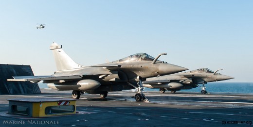 Catapultage de Rafale Marine équipés de missile type SCALP, dans le Golfe Arabo-Persique, le 1er février 2016