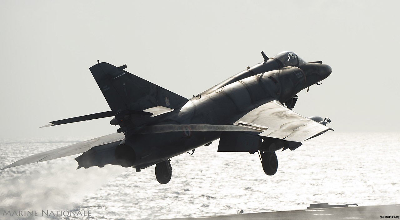 26 novembre 2015: catapultage d'un Super Etendard armé en pont oblique