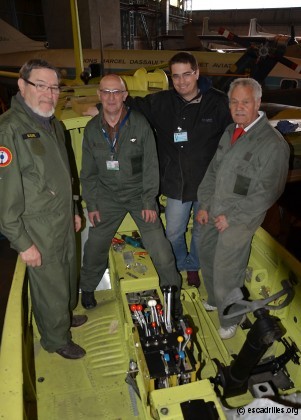 Autour d'Yvon, l'équipe en charge de la restauration du B-26C