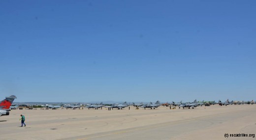 Une vue partielle du parking. Deux lignés de chasseurs, le hélicoptères, les AWACS sont dans notre dos !