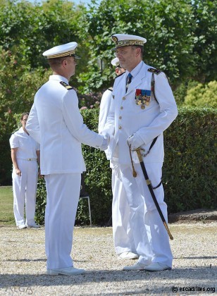 Le contre-amiral Bruno Thouvenin confie le commandement au CC Beddaride