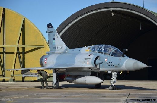 2000B de l'Ile de France devant sa hangarette de Caritat