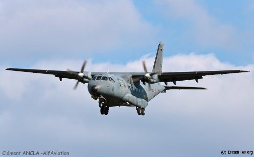 CN.235 d'Evreux: idéal pour insérer une section bleue derrière les lignes rouges