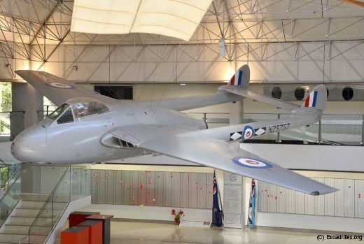 Surplombant le mémorial des 800 aviateurs kiwis tués au combat, un joli Vampire FB5