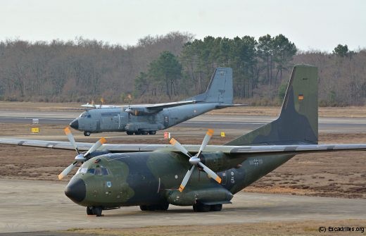 Le même prend la bretelle, avec au premier plan un cousin allemand du LTG 61 (unité qui perdra ses Transall d'ici la fin 2017)