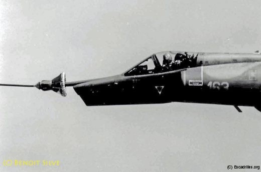 C'est l'heure de la tétée pour l'Etendard IVP, avant le corridor vers la Bosnie